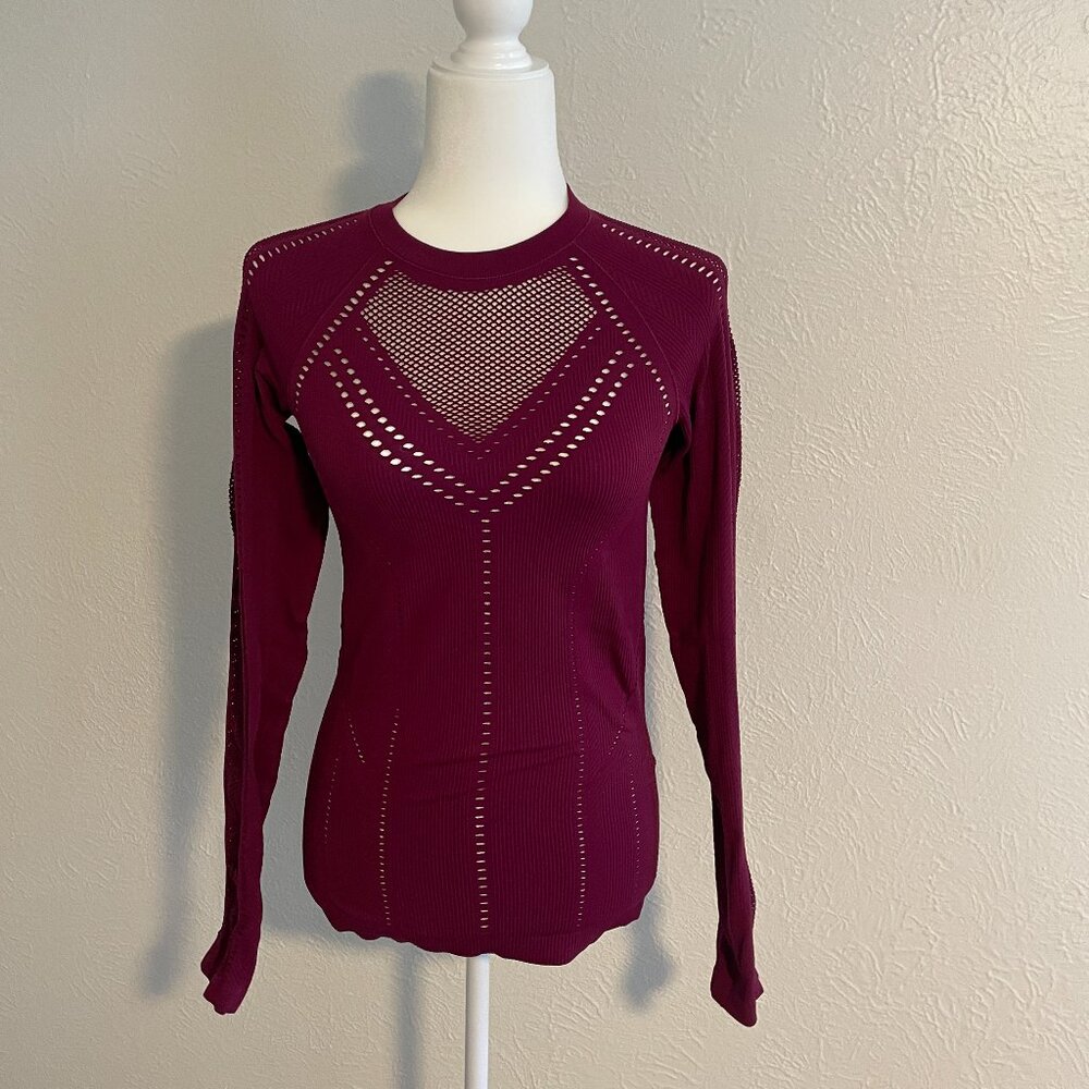 Athleta Oxygen long performated mesh top - size small